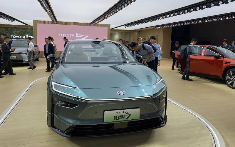 Toyota презентовала новый бизнес-седан bZ7 с электродвигателем
