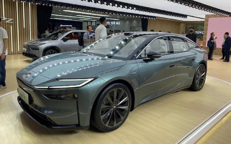 Toyota презентовала новый бизнес-седан bZ7 с электродвигателем