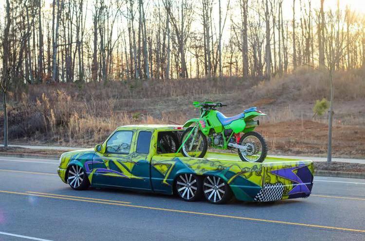 Модифицированный длинномерный пикап на базе Ford Ranger с яркой окраской