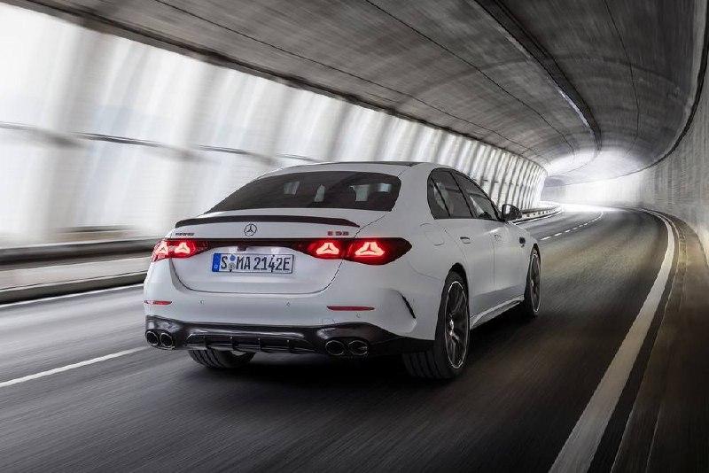 Новый Mercedes E53 AMG в России: цена и характеристики