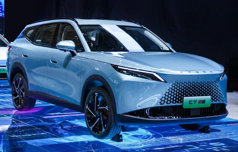 Объявление о новом кроссовере Omoda C7 и его гибридной версии