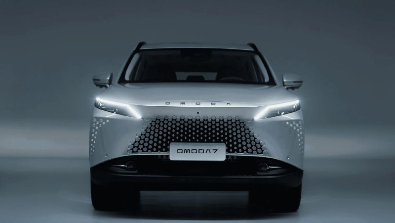 Объявление о новом кроссовере Omoda C7 и его гибридной версии