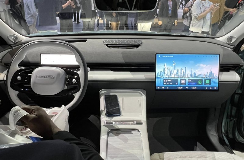 Объявление о новом кроссовере Omoda C7 и его гибридной версии
