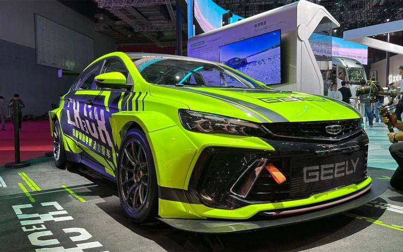 Geely представил спортивную модель на метаноле с мощностью 250 л.с.