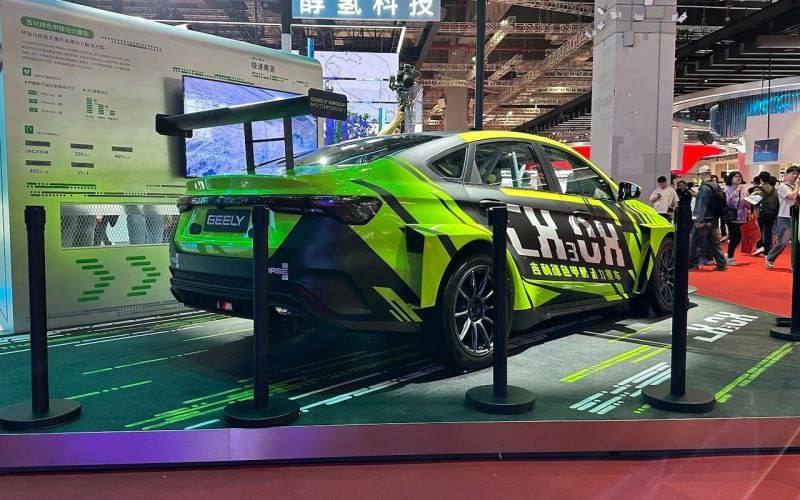 Geely представил спортивную модель на метаноле с мощностью 250 л.с.