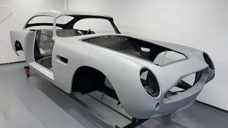 В США выставлен на аукцион комплект для сборки реплики Aston Martin DB5 из фильмов о Джеймсе Бонде