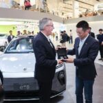 Генеральный директор ZF стал первым иностранным владельцем электроседана NIO ET9
