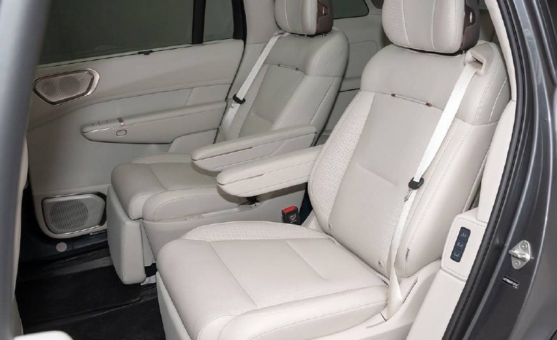 В Китае стартовали продажи нового флагманского кроссовера Lynk & Co 900