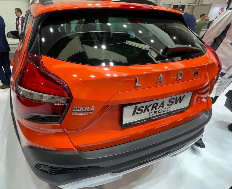 АвтоВАЗ презентовал новую модель LADA Iskra SW Cross на выставке в Ташкенте