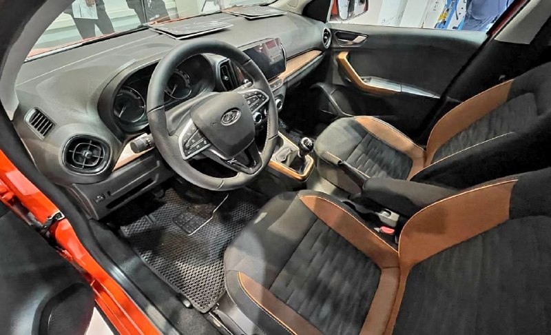 АвтоВАЗ презентовал новую модель LADA Iskra SW Cross на выставке в Ташкенте