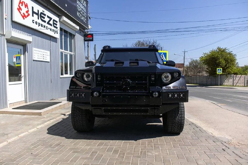 В Симферополе выставлен на продажу бронированный отечественный внедорожник Комбат Т-98