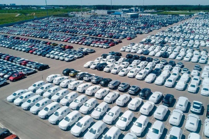 Российские автодилеры столкнулись с накоплением полумиллиона непроданных автомобилей