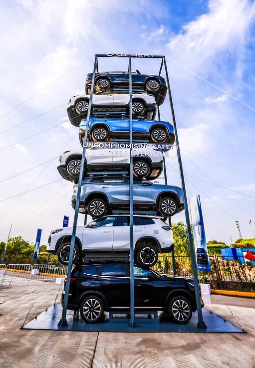 Chery провела необычное испытание кроссовера Tiggo 8 в виде вертикальной башни
