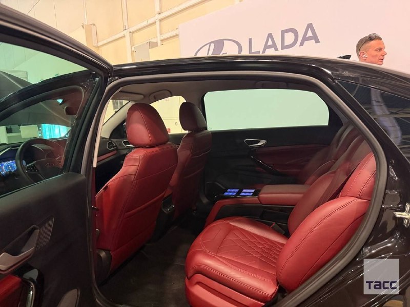 LADA представила электроседан e-Aura: ускорение на 4,5 секунды быстрее бензиновой версии