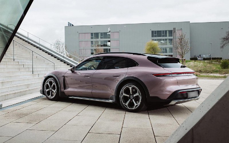В Россию поступил уникальный электромобиль Porsche Taycan с расширенным оснащением
