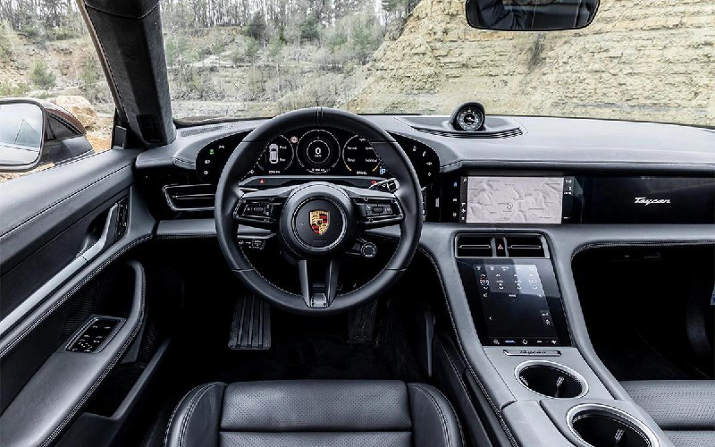 В Россию поступил уникальный электромобиль Porsche Taycan с расширенным оснащением