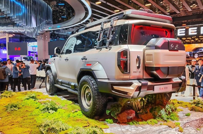 Hongqi представляет новый представитель класса люксовых внедорожников