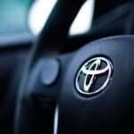 Как Toyota продолжает зарабатывать в России после ухода с рынка