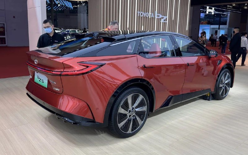 Компания Toyota презентовала электрический кроссовер bZ5 на автосалоне в Шанхае