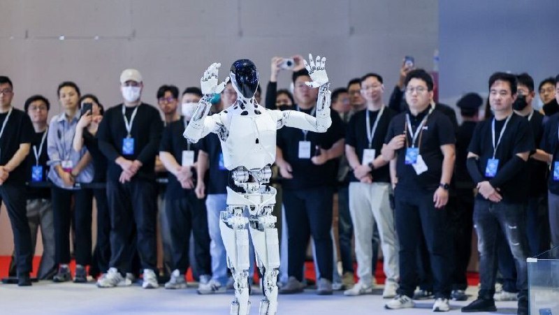 На автошоу представлен гуманоидный робот Xpeng Iron для сборки электромобилей