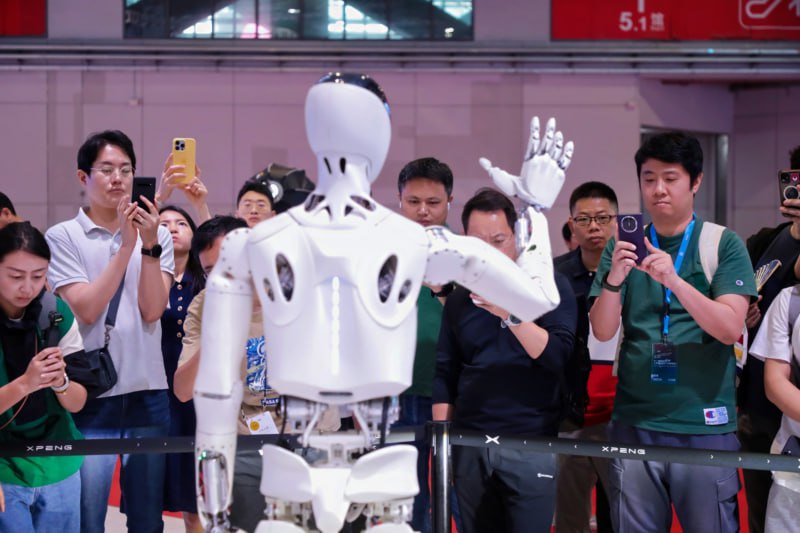 На автошоу представлен гуманоидный робот Xpeng Iron для сборки электромобилей