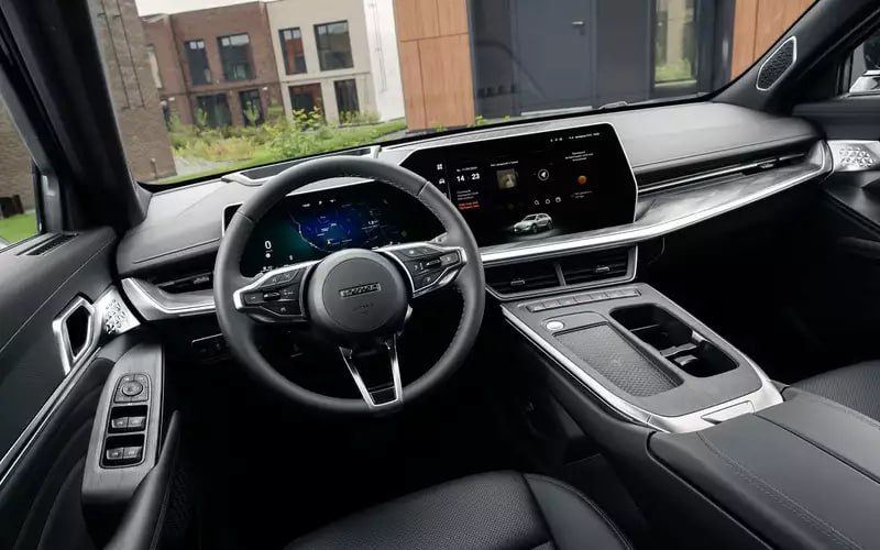 Сравнение популярных кроссоверов Haval F7 и Geely Atlas: что выбрать выгоднее?