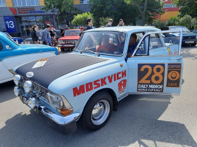 Фестиваль москвичей и ретро-автомобилей в Москве: празднование 55-летия ралли Лондон-Мехико