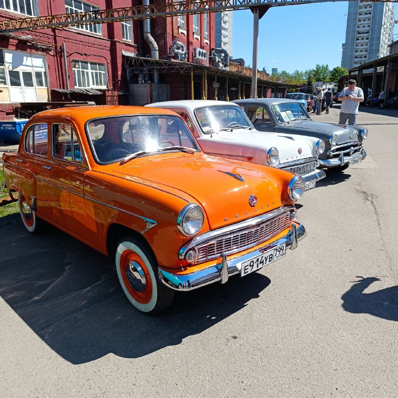 Фестиваль москвичей и ретро-автомобилей в Москве: празднование 55-летия ралли Лондон-Мехико