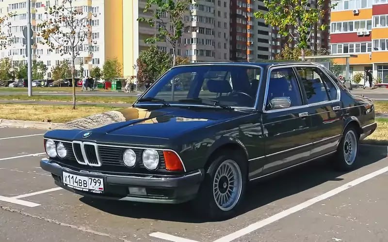 Первый седан BMW 7-й серии: сочетание роскоши и спортивных характеристик