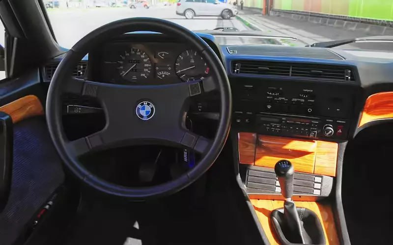Первый седан BMW 7-й серии: сочетание роскоши и спортивных характеристик
