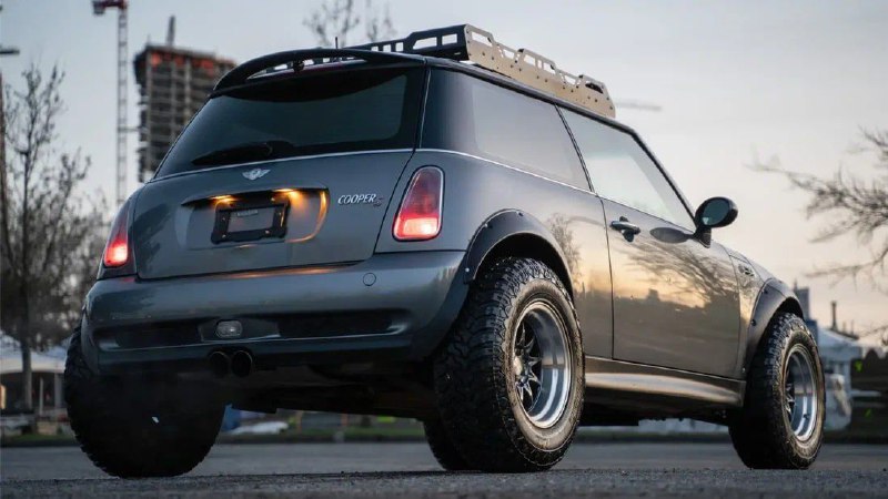 Переделанный классический MINI Cooper S выставлен на продажу как внедорожник