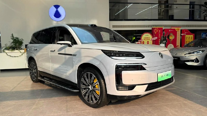 Новые технологии в управлении кроссовером Denza N9 от BYD: уменьшение радиуса разворота и расширенные возможности манёвров