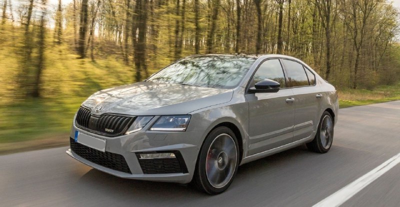 В России продолжается поставка седанов Skoda Octavia старого кузова A7 по доступным ценам