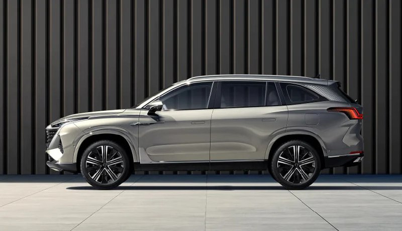 MG QS дебютирует на международном рынке как доступный семиместный кроссовер