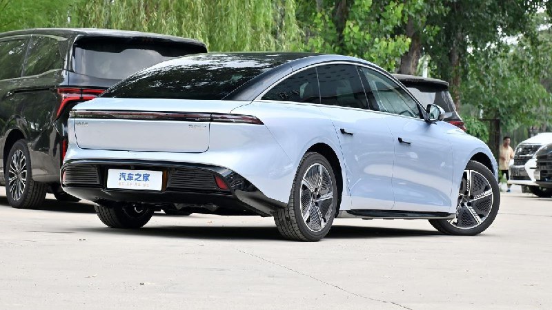 В Россию скоро поступит электромобиль Forthing S7 с современным дизайном и большим запасом хода