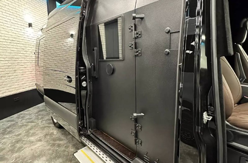 Роскошный бронированный Mercedes Sprinter появился в продаже в России