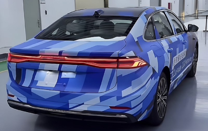 Geely анонсирует новый гибридный седан с дальностью более 2100 км
