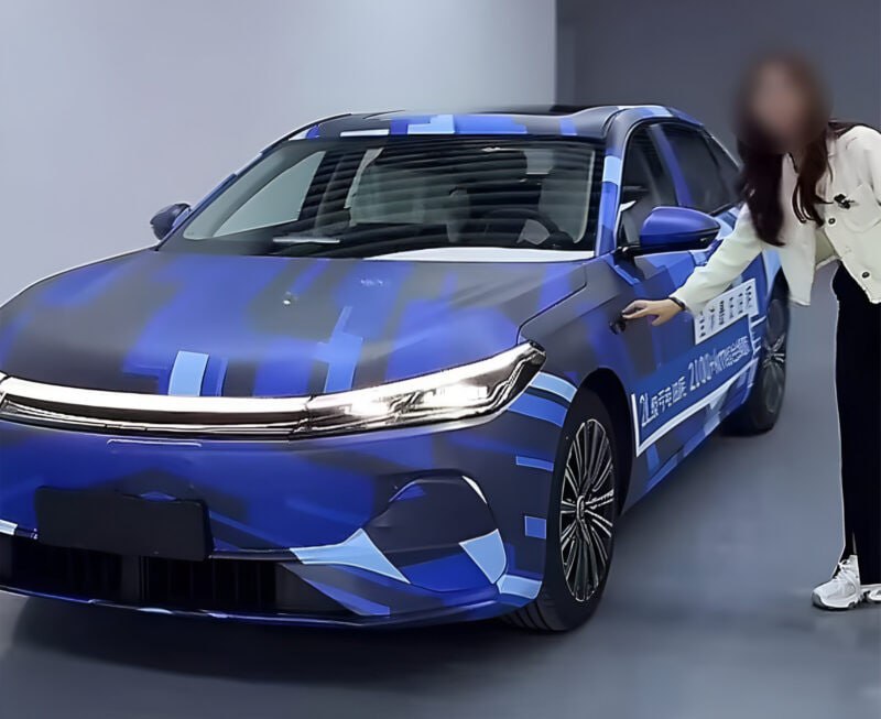 Geely анонсирует новый гибридный седан с дальностью более 2100 км
