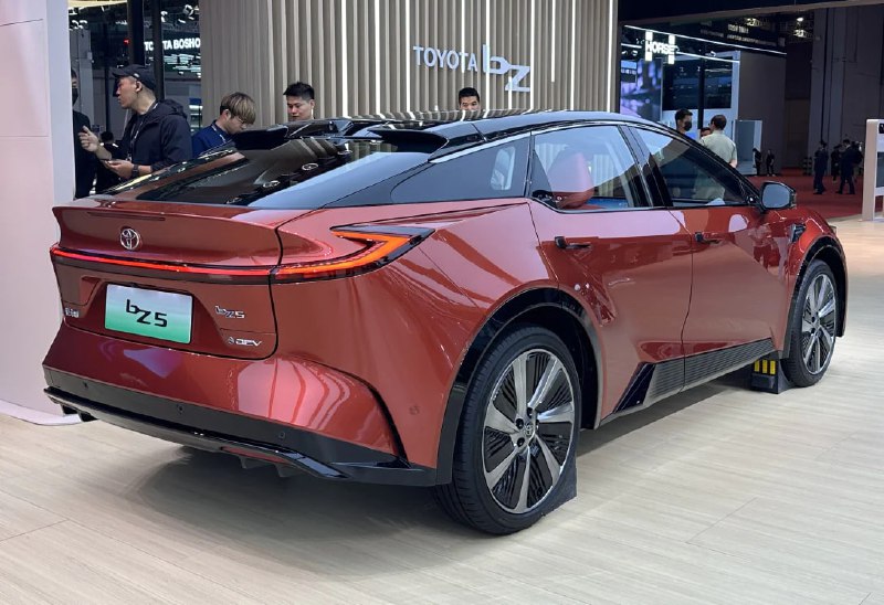 Toyota bZ5 выходит на рынок в Китае с аккумуляторами BYD и дальностью до 630 км