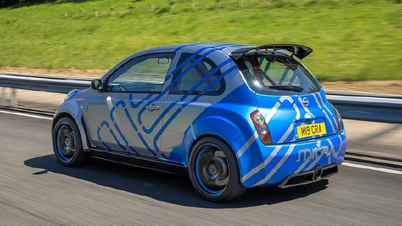 Восстановленный и модернизированный Nissan Micra V6 2002 года привлек внимание автолюбителей