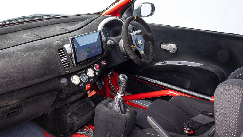 Восстановленный и модернизированный Nissan Micra V6 2002 года привлек внимание автолюбителей