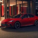 Toyota анонсировала спортивную ночную версию Camry XV80 с гибридным движком