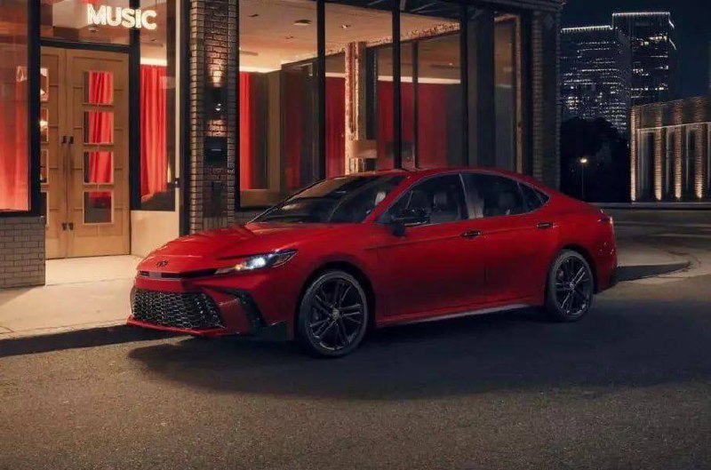 Toyota анонсировала спортивную ночную версию Camry XV80 с гибридным движком