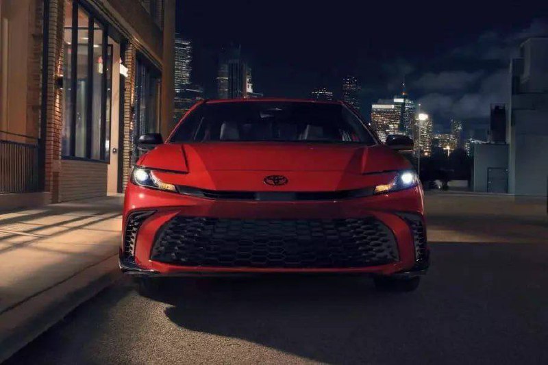 Toyota анонсировала спортивную ночную версию Camry XV80 с гибридным движком