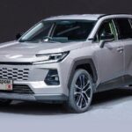 Обзор обновленной Toyota RAV4 с новыми гибридными версиями и современным дизайном