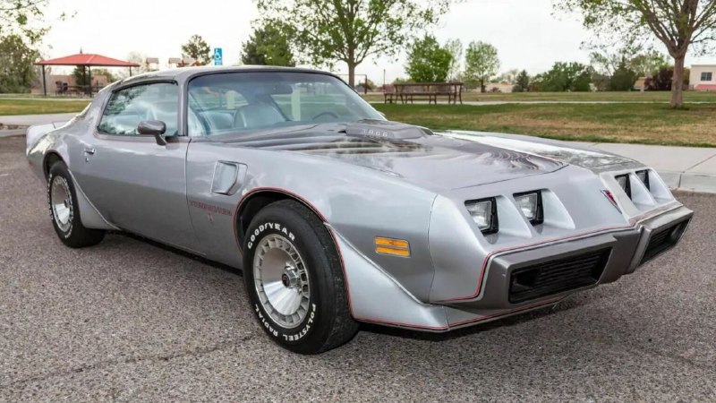 Редкая классика: Pontiac Firebird Trans Am 1980-х в отличном состоянии с минимальным пробегом