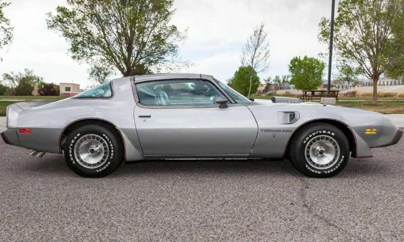 Редкая классика: Pontiac Firebird Trans Am 1980-х в отличном состоянии с минимальным пробегом