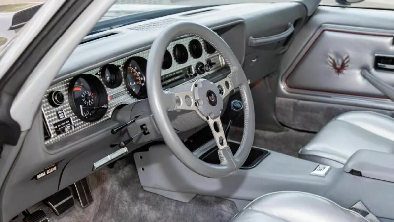 Редкая классика: Pontiac Firebird Trans Am 1980-х в отличном состоянии с минимальным пробегом