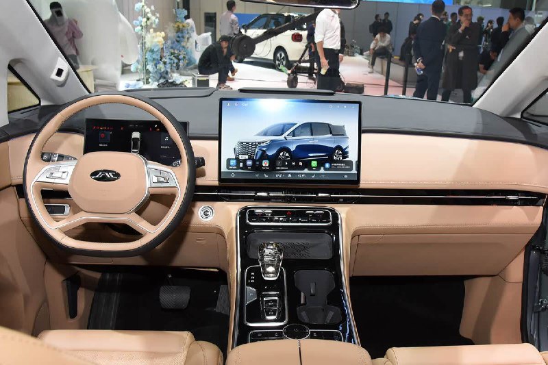 Компания JAC Motors представила новый представительский минивэн Refine RF8 для российского рынка