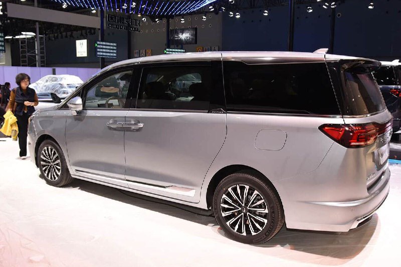 Компания JAC Motors представила новый представительский минивэн Refine RF8 для российского рынка